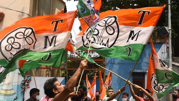 হাওড়ার উলুবেড়িয়ার বানিবন পঞ্চায়েতের বিজেপির পাঁচজন সদস্য যোগ দিলেন তৃণমূল কংগ্রেসে। (ছবি সৌজন্য সমীর জানা/হিন্দুস্তান টাইমস) হাওড়ার উলুবেড়িয়ার বানিবন পঞ্চায়েতের বিজেপির পাঁচজন সদস্য যোগ দিলেন তৃণমূল কংগ্রেসে। (ছবি সৌজন্য সমীর জানা/হিন্দুস্তান টাইমস)