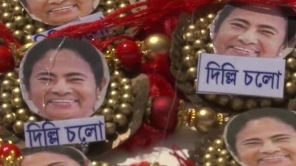 রাখী পরিয়ে পাশে থাকার বার্তা দিল তৃণমূল কংগ্রেস। রাখী পরিয়ে পাশে থাকার বার্তা দিল তৃণমূল কংগ্রেস।