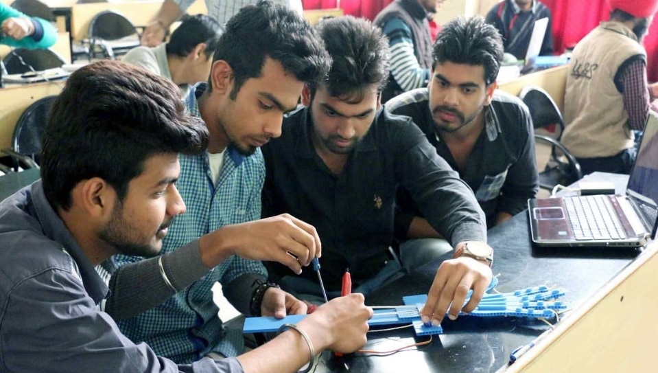 স্বাধীনতার ৭৫ বছরে সারা দেশে ইঞ্জিনিয়ারিং কিংবা ডাক্তারি পড়ার চাহিদাও আগের থেকে বেড়েছে বহুগুণ। স্বাধীনতার ৭৫ বছরে সারা দেশে ইঞ্জিনিয়ারিং কিংবা ডাক্তারি পড়ার চাহিদাও আগের থেকে বেড়েছে বহুগুণ।