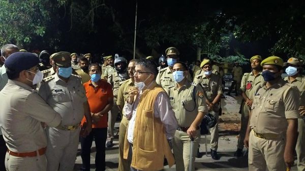বিএইচইউ ক্যাম্পাসে পৌঁছায় বিশাল পুলিশ বাহিনী (ছবি সৌজন্যে হিন্দুস্তান টাইমস) বিএইচইউ ক্যাম্পাসে পৌঁছায় বিশাল পুলিশ বাহিনী (ছবি সৌজন্যে হিন্দুস্তান টাইমস)