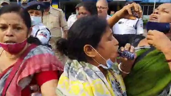 ‘অন্যায়ভাবে’ বদলি, বিকাশ ভবনের সামনে ‘বিষ’ পান ৫ শিক্ষিকার (ছবি সৌজন্য হিন্দুস্তান টাইমস) ‘অন্যায়ভাবে’ বদলি, বিকাশ ভবনের সামনে ‘বিষ’ পান ৫ শিক্ষিকার (ছবি সৌজন্য হিন্দুস্তান টাইমস)