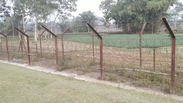 প্রেমের টানে সীমান্ত টপকে ছিলেন, প্রেমিককে শ্রীঘরে পাঠিয়েই দেশে ফিরলেন প্রেমিকা! (ফাইল ছবি) প্রেমের টানে সীমান্ত টপকে ছিলেন, প্রেমিককে শ্রীঘরে পাঠিয়েই দেশে ফিরলেন প্রেমিকা! (ফাইল ছবি)