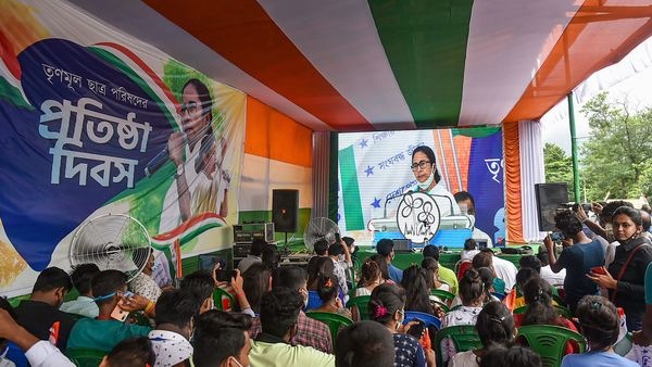 ভাষণ দিচ্ছেন মমতা। শুনছেন তৃণমূল ছাত্র পরিষদের সদস্যরা। (ছবি সৌজন্য পিটিআই) ভাষণ দিচ্ছেন মমতা। শুনছেন তৃণমূল ছাত্র পরিষদের সদস্যরা। (ছবি সৌজন্য পিটিআই)
