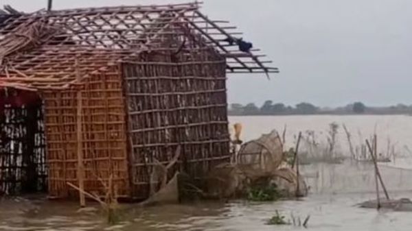 ফুলহারের জলে ভেসে গিয়েছে ঘর (নিজস্ব চিত্র ) ফুলহারের জলে ভেসে গিয়েছে ঘর (নিজস্ব চিত্র )