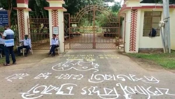 অশান্তি অব্যাহত, বিশ্বভারতীতে ঘেরাও উপাচার্য অশান্তি অব্যাহত, বিশ্বভারতীতে ঘেরাও উপাচার্য