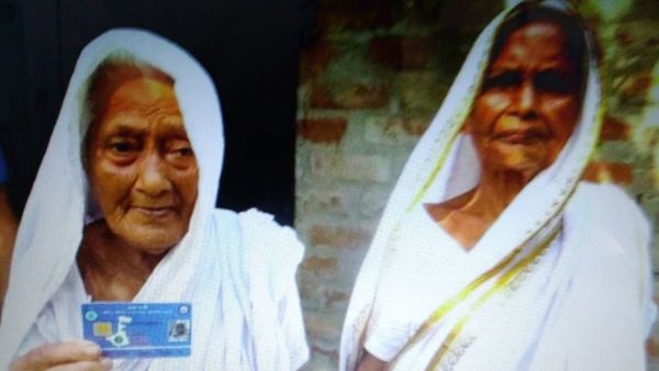 পূর্বস্থলীর নসরতপুরের ৯৬ বছরের সরস্বতী ঘোষ ‘স্বাস্থ্যসাথী’ কার্ডের সুবিধা পেতে চেয়েছিলেন। পূর্বস্থলীর নসরতপুরের ৯৬ বছরের সরস্বতী ঘোষ ‘স্বাস্থ্যসাথী’ কার্ডের সুবিধা পেতে চেয়েছিলেন।