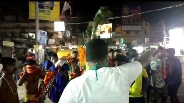 করোনায় বন্ধ লোকনাথ মন্দির, চাকলা–কচুয়া যাওয়ার পথে আটকানো হল ভক্তদের করোনায় বন্ধ লোকনাথ মন্দির, চাকলা–কচুয়া যাওয়ার পথে আটকানো হল ভক্তদের