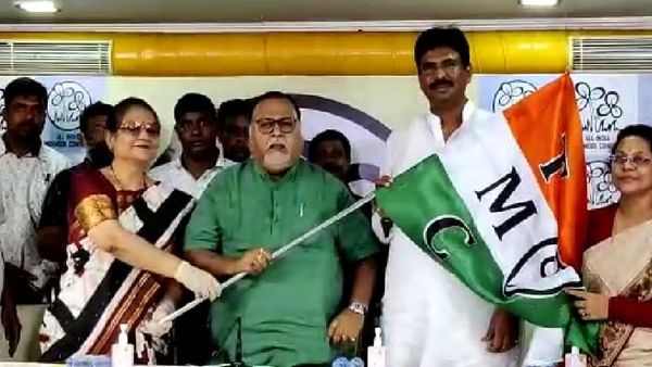 তৃণমূল কংগ্রেসে যোগদান করলেন বনগাঁর উত্তরের বাগদার বিধায়ক বিশ্বজিৎ দাস। তৃণমূল কংগ্রেসে যোগদান করলেন বনগাঁর উত্তরের বাগদার বিধায়ক বিশ্বজিৎ দাস।