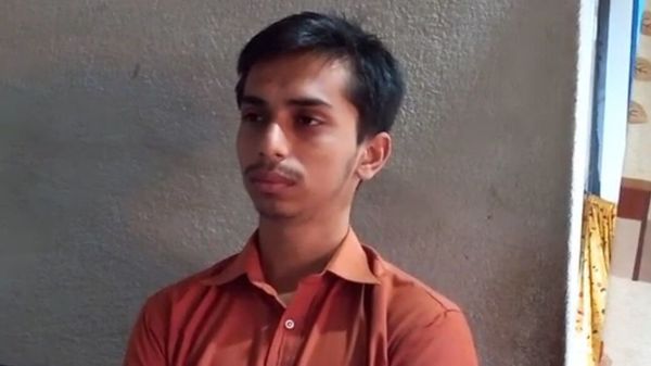 কালনার বাসিন্দা বি.টেক পড়ুয়া আবির মিত্র। কালনার বাসিন্দা বি.টেক পড়ুয়া আবির মিত্র।