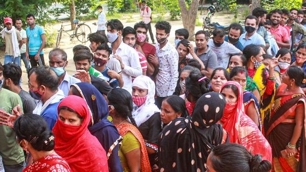 প্রায় দু’হাজার মানুষ রাস্তায় দাঁড়িয়ে পড়েন। ফাইল ছবি : পিটিআই (PTI) প্রায় দু’হাজার মানুষ রাস্তায় দাঁড়িয়ে পড়েন। ফাইল ছবি : পিটিআই (PTI)