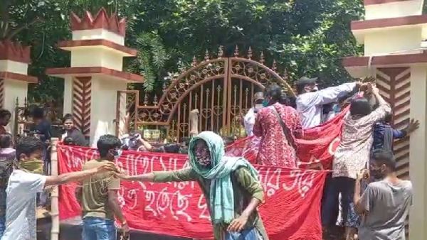 ছাত্র আন্দোলন অব্যাহত বিশ্বভারতীতে। (ফাইল ছবি) ছাত্র আন্দোলন অব্যাহত বিশ্বভারতীতে। (ফাইল ছবি)
