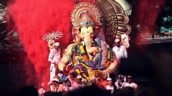 পুরাণ অনুযায়ী ভাদ্রপদ মাসের শুক্ল পক্ষের চতুর্থী তিথিতে গণেশের জন্ম হয়েছিল। চলতি বছর ১০ সেপ্টেম্বর প্রথম পূজ্য গণেশের পুজো হবে। পুরাণ অনুযায়ী ভাদ্রপদ মাসের শুক্ল পক্ষের চতুর্থী তিথিতে গণেশের জন্ম হয়েছিল। চলতি বছর ১০ সেপ্টেম্বর প্রথম পূজ্য গণেশের পুজো হবে।