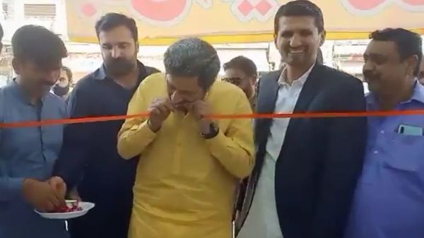 দাঁত দিয়ে ফিতে কাটছেন পাকিস্তানের মন্ত্রী, টুইটার (টুইটার ) দাঁত দিয়ে ফিতে কাটছেন পাকিস্তানের মন্ত্রী, টুইটার (টুইটার )