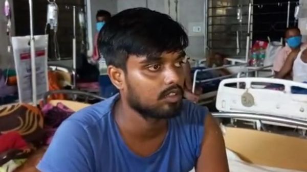 সাপ ধরতে গিয়ে অসুস্থ যুবক হাসপাতালে ভর্তি (নিজস্ব চিত্র ) সাপ ধরতে গিয়ে অসুস্থ যুবক হাসপাতালে ভর্তি (নিজস্ব চিত্র )