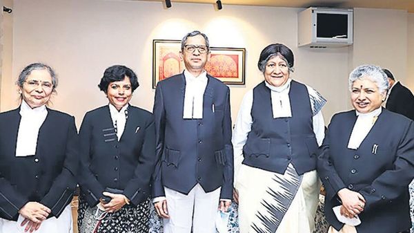 চার মহিলা বিচারপতির সঙ্গে প্রধান বিচারপতি এনভি রামানা (HT_PRINT) চার মহিলা বিচারপতির সঙ্গে প্রধান বিচারপতি এনভি রামানা (HT_PRINT)