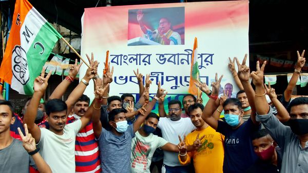 উপ-নির্বাচনের দিন ঘোষণার পর তৃণমূল কংগ্রেস কর্মীরা। (ছবি সৌজন্য এএনআই) উপ-নির্বাচনের দিন ঘোষণার পর তৃণমূল কংগ্রেস কর্মীরা। (ছবি সৌজন্য এএনআই)