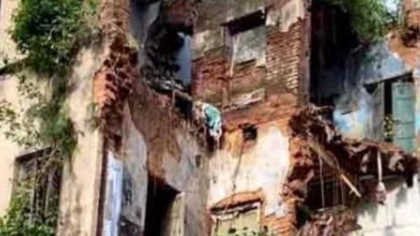 ভেঙে পড়ল বড়বাজারে চারতলা বাড়ির একাংশ (সংগৃহীত ) ভেঙে পড়ল বড়বাজারে চারতলা বাড়ির একাংশ (সংগৃহীত )