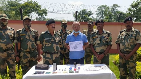 ধৃত বাংলাদেশি পুলিশ আধিকারিক ধৃত বাংলাদেশি পুলিশ আধিকারিক