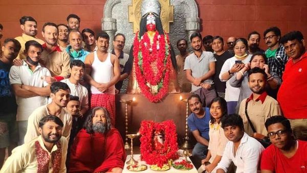 তারা মায়ের পুজোয় মাতলেন টিম ‘মহাপীঠ তারাপীঠ’ (ছবি ফেসবুক) তারা মায়ের পুজোয় মাতলেন টিম ‘মহাপীঠ তারাপীঠ’ (ছবি ফেসবুক)