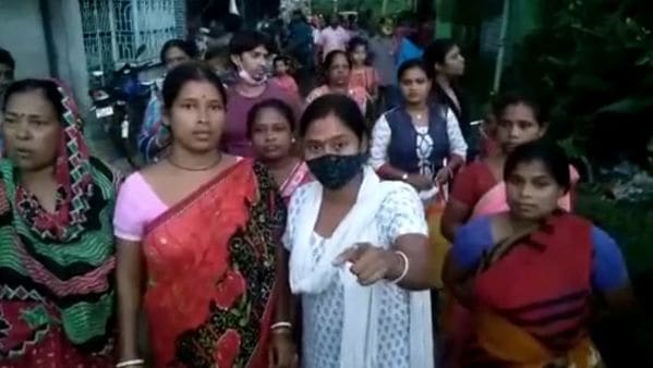 দুয়াের সরকার ক্যাম্পে তুমুল গণ্ডগোল পানিহাটিতে (নিজস্ব চিত্র ) দুয়াের সরকার ক্যাম্পে তুমুল গণ্ডগোল পানিহাটিতে (নিজস্ব চিত্র )