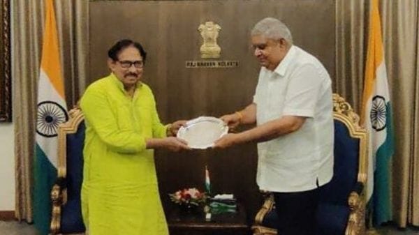 বিধানসভার অধ্যক্ষ বিমান বন্দ্যোপাধ্যায়ের সঙ্গে রাজ্যপাল জগদীপ ধনকড় ফাইল ছবি। বিধানসভার অধ্যক্ষ বিমান বন্দ্যোপাধ্যায়ের সঙ্গে রাজ্যপাল জগদীপ ধনকড় ফাইল ছবি।