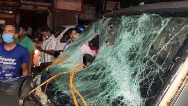 ভেঙে দেওয়া হয়েছে গাড়ি (টুইটার) ভেঙে দেওয়া হয়েছে গাড়ি (টুইটার)