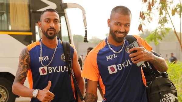 জাতীয় দলের জার্সি গায়ে পান্ডিয়া ভাইয়েরা। জাতীয় দলের জার্সি গায়ে পান্ডিয়া ভাইয়েরা।