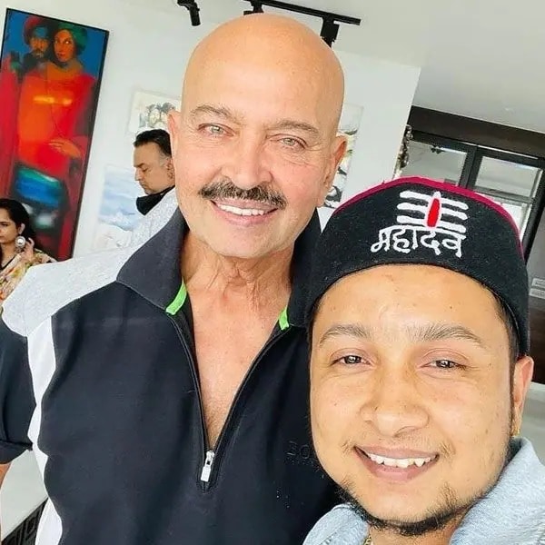 রাকেশ রোশনের সঙ্গে এক ফ্রেমে পবনদীপ। (ছবি সৌজন্যে - ইনস্টাগ্রাম) রাকেশ রোশনের সঙ্গে এক ফ্রেমে পবনদীপ। (ছবি সৌজন্যে - ইনস্টাগ্রাম)