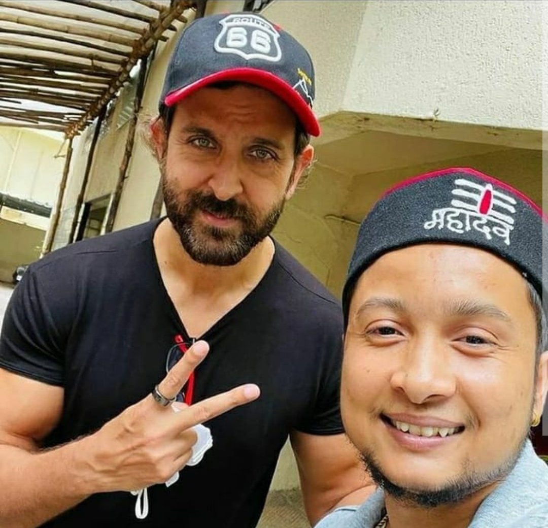 পবনদীপের সেলফিতে ধরা দিয়েছেন হৃত্বিক। (ছবি সৌজন্যে - টুইটার) পবনদীপের সেলফিতে ধরা দিয়েছেন হৃত্বিক। (ছবি সৌজন্যে - টুইটার)
