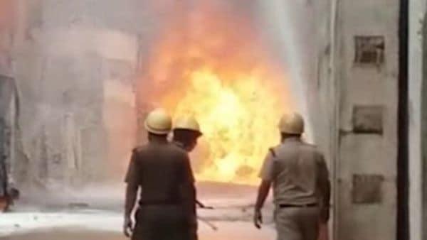 নিমতলা ঘাট স্ট্রিটের কাঠের গুদাম আগুনে ভস্মীভূত হয়ে গেল। ছবি (স্ক্রিন শর্ট) নিমতলা ঘাট স্ট্রিটের কাঠের গুদাম আগুনে ভস্মীভূত হয়ে গেল। ছবি (স্ক্রিন শর্ট)