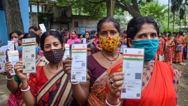 মন্ত্রীর গড়েই তাঁর সই ও স্ট্যাম্প জাল করে আধার কার্ড তৈরির চক্র! ধৃত ১। (ছবিটি প্রতীকী, সৌজন্য পিটিআই) মন্ত্রীর গড়েই তাঁর সই ও স্ট্যাম্প জাল করে আধার কার্ড তৈরির চক্র! ধৃত ১। (ছবিটি প্রতীকী, সৌজন্য পিটিআই)