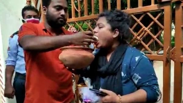 কোর্টের রায় জানার পর এভাবেই বিশ্বভারতীতে আন্দোলনকারীদের মধ্যে মিষ্টিমুখ করা হয়েছিল (ফাইল চিত্র) কোর্টের রায় জানার পর এভাবেই বিশ্বভারতীতে আন্দোলনকারীদের মধ্যে মিষ্টিমুখ করা হয়েছিল (ফাইল চিত্র)