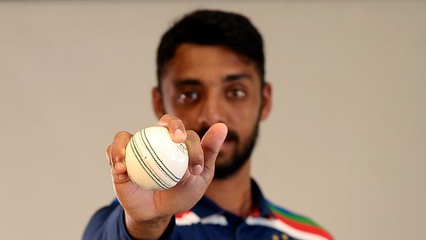 জাতীয় দলের জার্সি গায়ে বরুণ চক্রবর্তী। জাতীয় দলের জার্সি গায়ে বরুণ চক্রবর্তী।