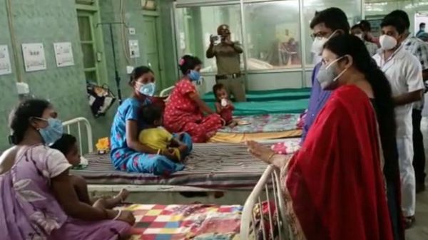 হাসপাতালের শিশু ওয়ার্ড ঘুরে দেখেছেন জেলা শাসক সহ অন্য়ান্যরা (নিজস্ব চিত্র) হাসপাতালের শিশু ওয়ার্ড ঘুরে দেখেছেন জেলা শাসক সহ অন্য়ান্যরা (নিজস্ব চিত্র)