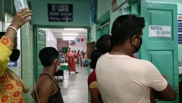 জলপাইগুড়ি জেলা হাসপাতালে জ্বরে আক্রান্তদের নিয়ে উদ্বেগ ক্রমশ বাড়ছে (নিজস্ব চিত্র) জলপাইগুড়ি জেলা হাসপাতালে জ্বরে আক্রান্তদের নিয়ে উদ্বেগ ক্রমশ বাড়ছে (নিজস্ব চিত্র)