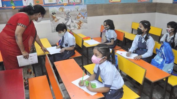 TET উত্তীর্ণদের নিয়োগ নিয়ে বড় ঘোষণা, তথ্য যাচাই ও পরীক্ষার জন্য জারি বিজ্ঞপ্তি। (ছবিটি প্রতীকী, সৌজন্য পিটিআই) TET উত্তীর্ণদের নিয়োগ নিয়ে বড় ঘোষণা, তথ্য যাচাই ও পরীক্ষার জন্য জারি বিজ্ঞপ্তি। (ছবিটি প্রতীকী, সৌজন্য পিটিআই)