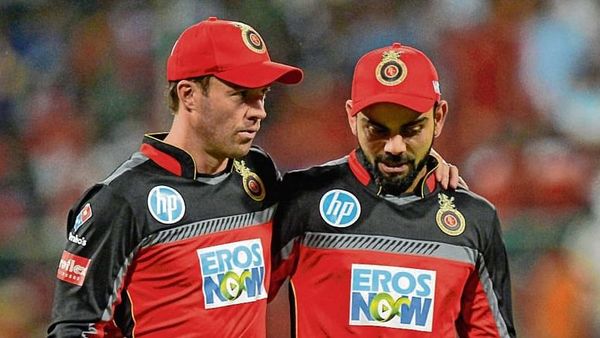 আরসিবি জার্সি গায়ে বিরাট কোহলি ও এবি ডি'ভিলিয়র্স। আরসিবি জার্সি গায়ে বিরাট কোহলি ও এবি ডি'ভিলিয়র্স।