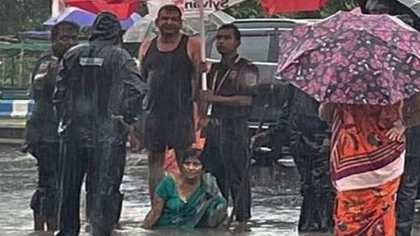 দীর্ঘক্ষণ ম্যানহোলে আটকে থাকায় অসুস্থ হয়ে পড়েন মহিলা। তাঁকে বিধাননগর মহকুমা হাসপাতালে চিকিৎসার জন্য নিয়ে যাওয়া হয়। দীর্ঘক্ষণ ম্যানহোলে আটকে থাকায় অসুস্থ হয়ে পড়েন মহিলা। তাঁকে বিধাননগর মহকুমা হাসপাতালে চিকিৎসার জন্য নিয়ে যাওয়া হয়।