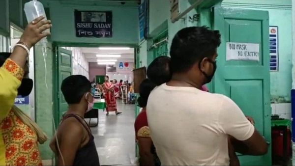 জলপাইগুড়ি জেলা হাসপাতালে জ্বরে আক্রান্তদের নিয়ে উদ্বেগ ক্রমশ বাড়ছে (নিজস্ব চিত্র) জলপাইগুড়ি জেলা হাসপাতালে জ্বরে আক্রান্তদের নিয়ে উদ্বেগ ক্রমশ বাড়ছে (নিজস্ব চিত্র)