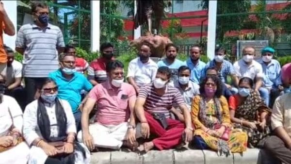 অবস্থান বিক্ষোভে সামিল শিলিগুড়ির বিধায়ক শংকর ঘোষ অবস্থান বিক্ষোভে সামিল শিলিগুড়ির বিধায়ক শংকর ঘোষ