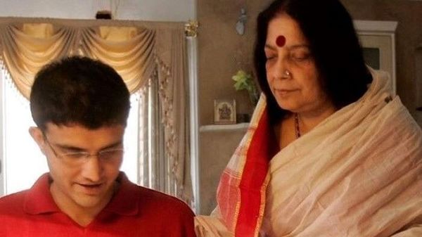 মায়ের সঙ্গে সৌরভ। ছবি- সোশ্যাল মিডিয়া। মায়ের সঙ্গে সৌরভ। ছবি- সোশ্যাল মিডিয়া।