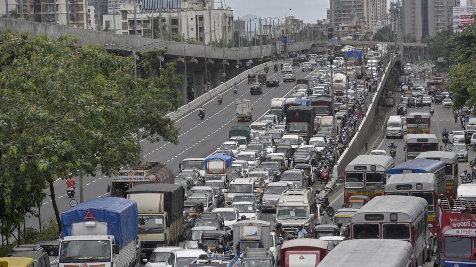 ভারতের ন্যাশনাল হাইওয়ে অথরিটি (NHAI) টোল ট্যাক্স বাড়িয়েছে। হালকা যানবাহনের ক্ষেত্রে ১০ টাকা এবং বাণিজ্যিক যানবাহনে ৬৫ টাকা বাড়ানো হচ্ছে(ওয়ান-ওয়ে)।  প্রতীকী ছবি : হিন্দুস্তান টাইমস (HT_PRINT)