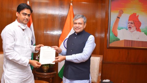 কেন্দ্রীয় রেলমন্ত্রী অশ্বিনী বৈঞ্চবকে চিঠি দিলেন কেন্দ্রীয় জাহাজ ও সড়ক মন্ত্রকের প্রতিমন্ত্রী শান্তনু ঠাকুর। কেন্দ্রীয় রেলমন্ত্রী অশ্বিনী বৈঞ্চবকে চিঠি দিলেন কেন্দ্রীয় জাহাজ ও সড়ক মন্ত্রকের প্রতিমন্ত্রী শান্তনু ঠাকুর।