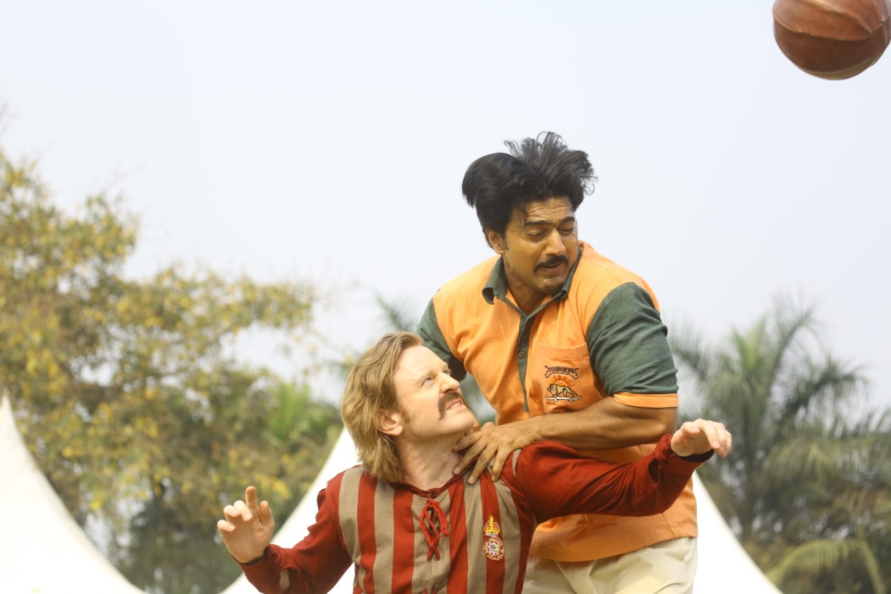 গোলন্দাজে নগেন্দ্রপ্রসাদ সর্বাধিকারীর ভূমিকায় দেব গোলন্দাজে নগেন্দ্রপ্রসাদ সর্বাধিকারীর ভূমিকায় দেব