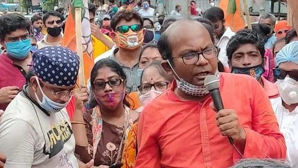 রবিবার বিকেলে বাঘাযতীনে বক্তব্য রাখছেন সায়ন্তন বসু রবিবার বিকেলে বাঘাযতীনে বক্তব্য রাখছেন সায়ন্তন বসু