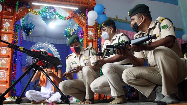পরিদর্শনের সময় পুলিশি নিরাপত্তা চাইছেন প্রশাসনিক আধিকারিকরা. (ANI Photo) (ফাইল ছবি ) পরিদর্শনের সময় পুলিশি নিরাপত্তা চাইছেন প্রশাসনিক আধিকারিকরা. (ANI Photo) (ফাইল ছবি )