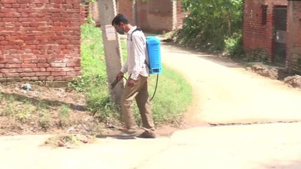 লার্ভানাশক ছড়ানো হচ্ছে এলাকায়/ANI লার্ভানাশক ছড়ানো হচ্ছে এলাকায়/ANI