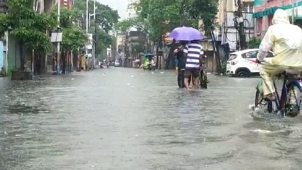 টানা বৃষ্টিতে হুগলি–সহ বহু জেলার বাড়ির ভিতরেও জল ঢুকে গিয়েছে। নিজস্ব চিত্র। টানা বৃষ্টিতে হুগলি–সহ বহু জেলার বাড়ির ভিতরেও জল ঢুকে গিয়েছে। নিজস্ব চিত্র।
