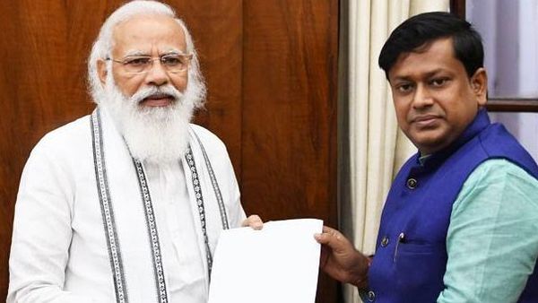 নরেন্দ্র মোদী ও সুকান্ত মজুমদার (ফাইল ছবি, সৌজন্য টুইটার) নরেন্দ্র মোদী ও সুকান্ত মজুমদার (ফাইল ছবি, সৌজন্য টুইটার)