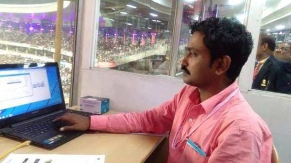 স্কোরারের ভূমিকায় তনয় পান্তি। স্কোরারের ভূমিকায় তনয় পান্তি।